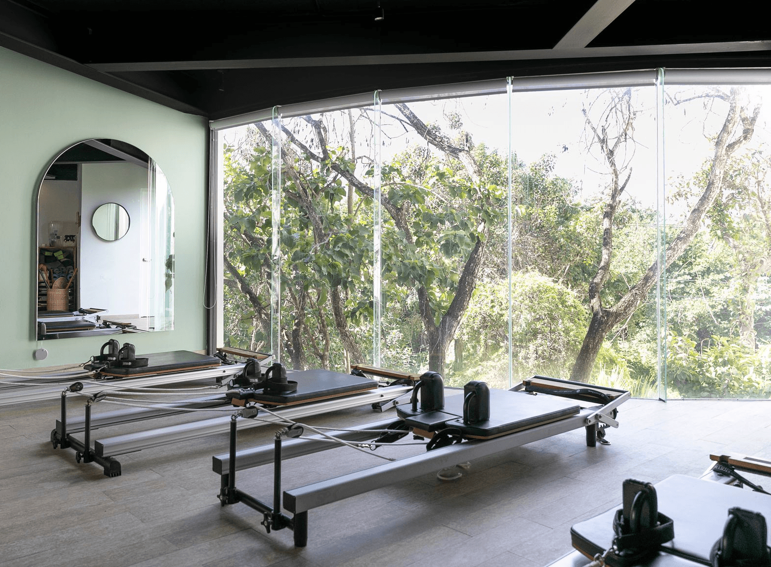 FUNCIONAL TRAINING / BARRE /SCULPT/ YOGA POWER HOUSE by HOLY BODY logo