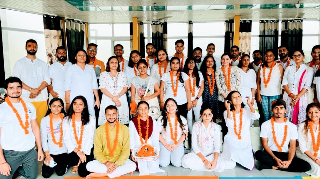 7 Chakras Yoga School