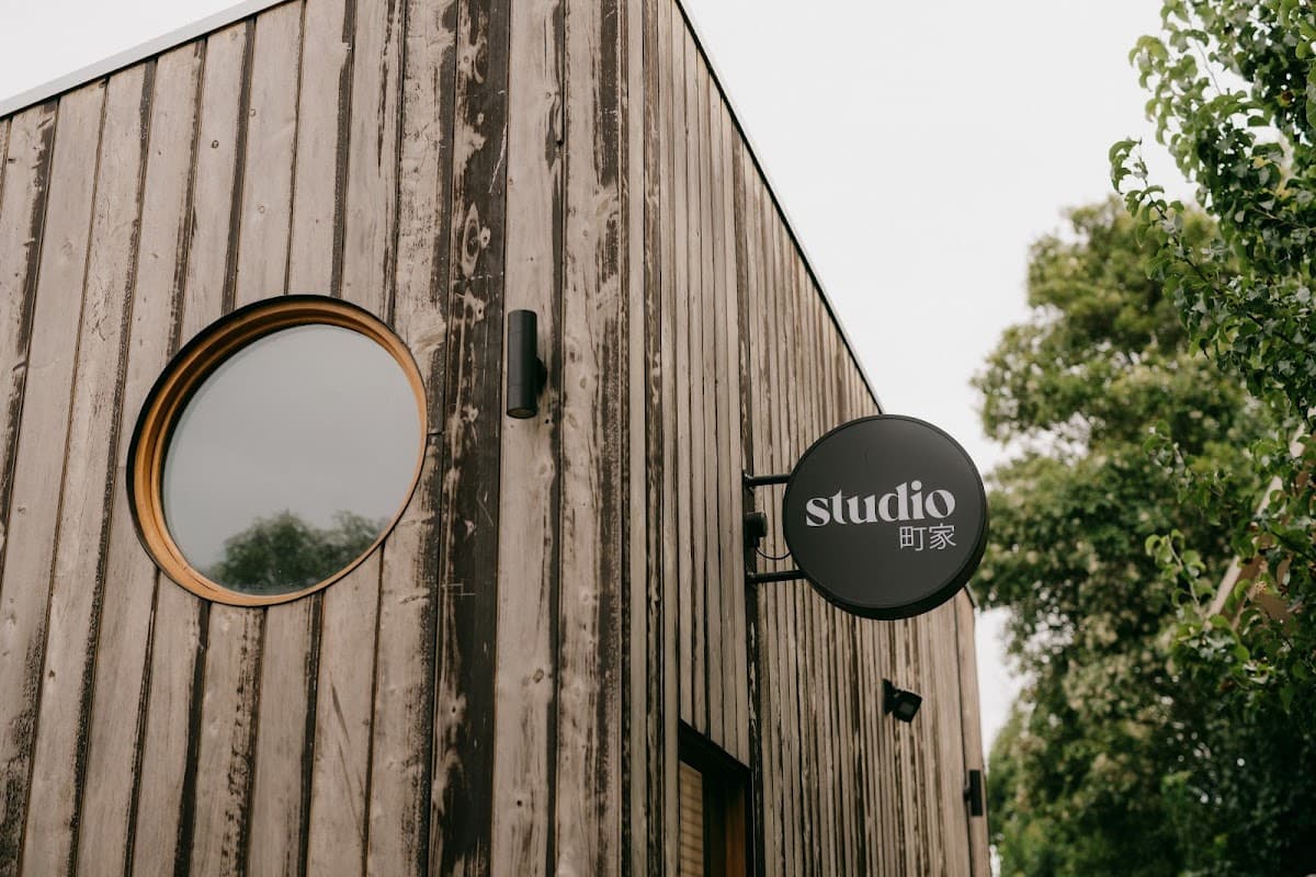 Machiya 町家 Shiatsu & Yoga Studio logo