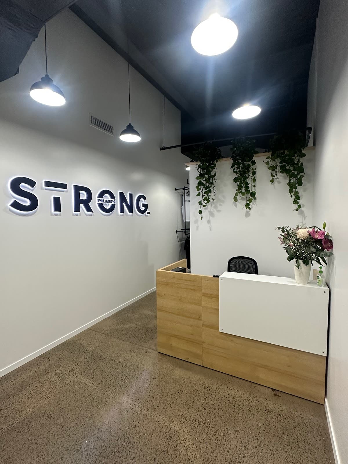 STRONG Pilates Springwood logo