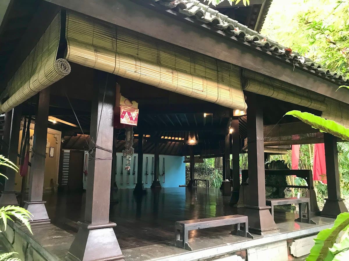 Olop Iyengar Yoga Bali